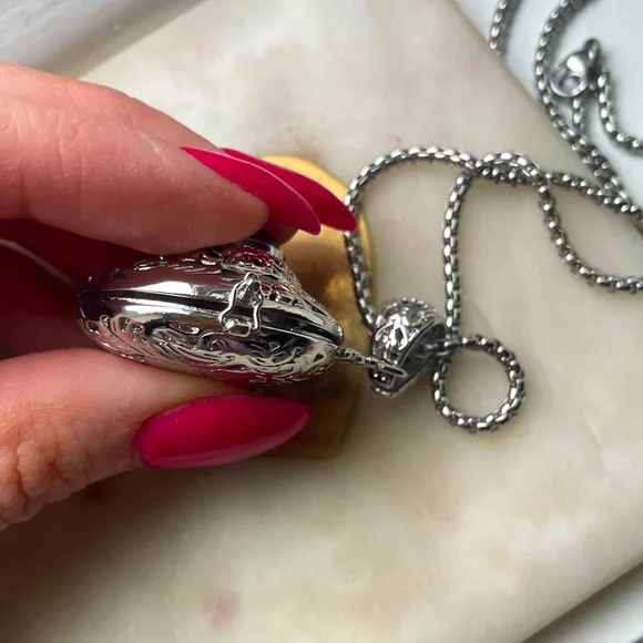 Green Rock Pendant Necklace - Picture 7 of 12